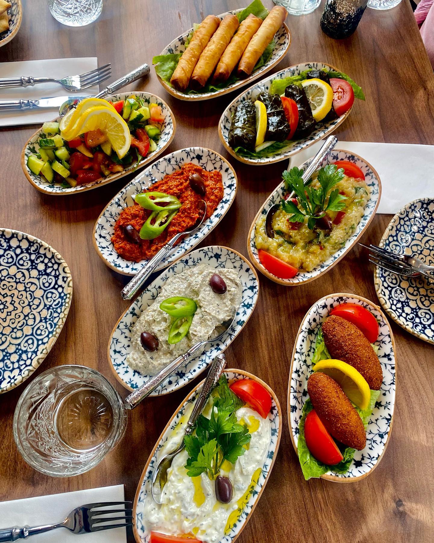 olika meze på bord