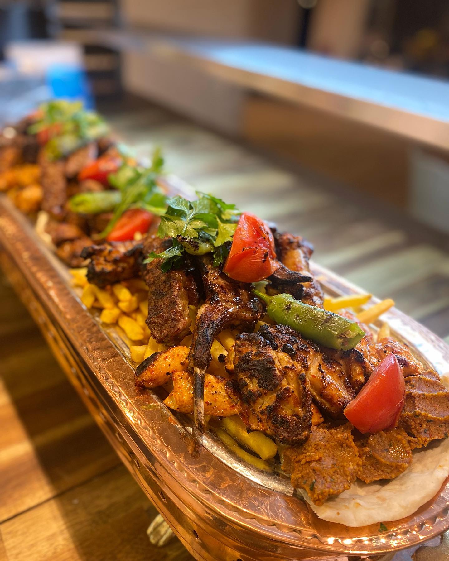 Grill och meze på en tallrik från restaurangen i Uppsala som heter Miklagård. 
