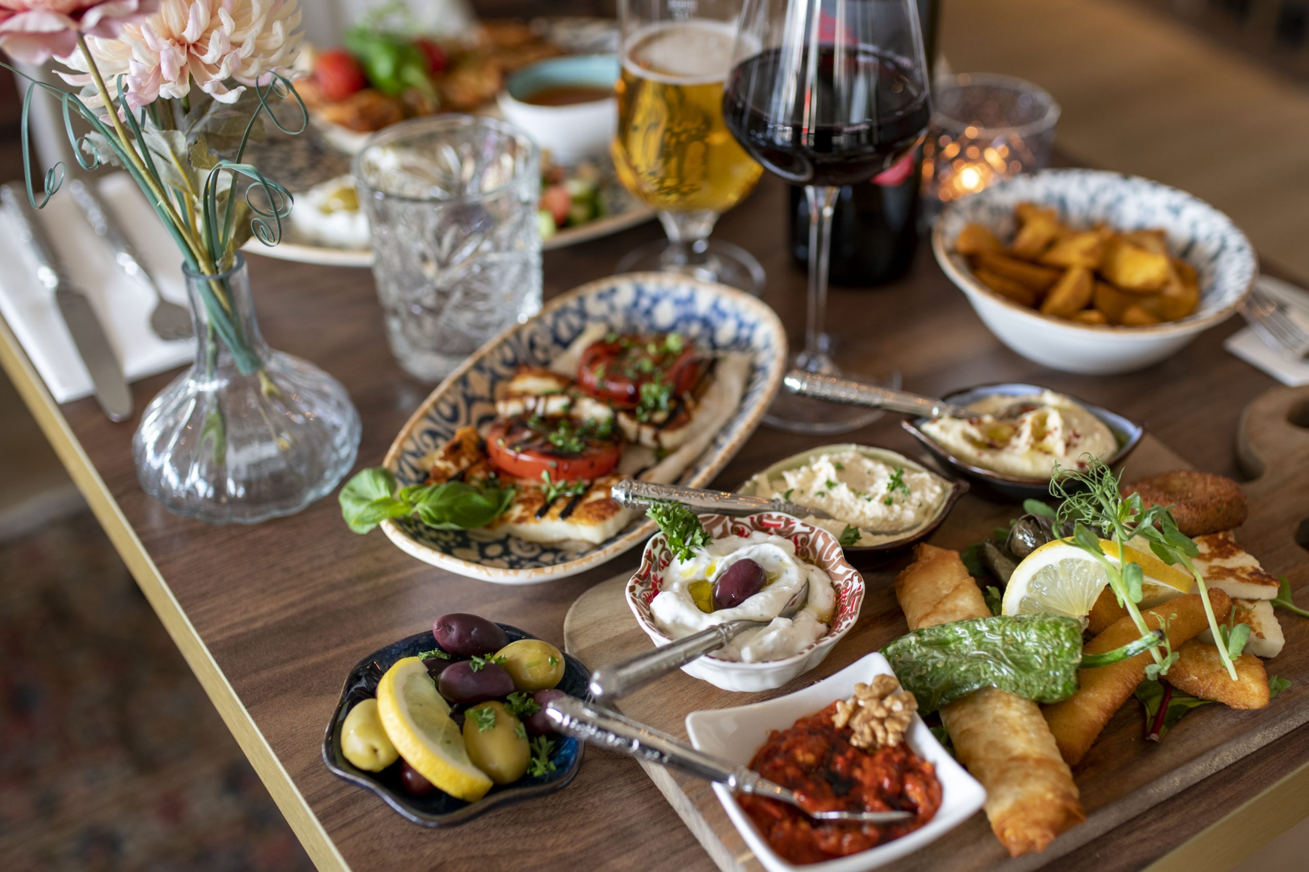 En buffé full av pizza, grill och meze på restaurangen i Uppsala. 