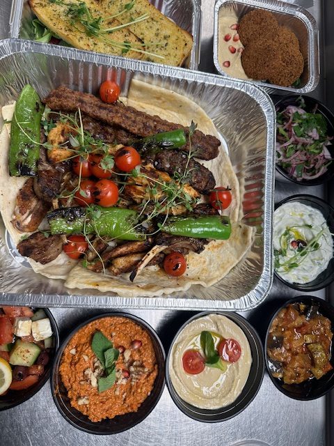 Mat för takeaway från Miklagård, en restaurang i Uppsala. 